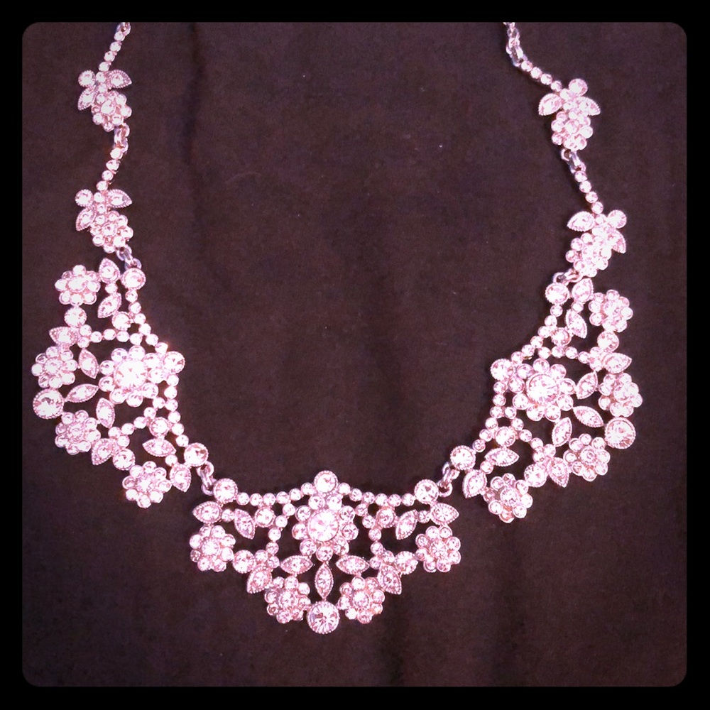NWT stunning necklace.